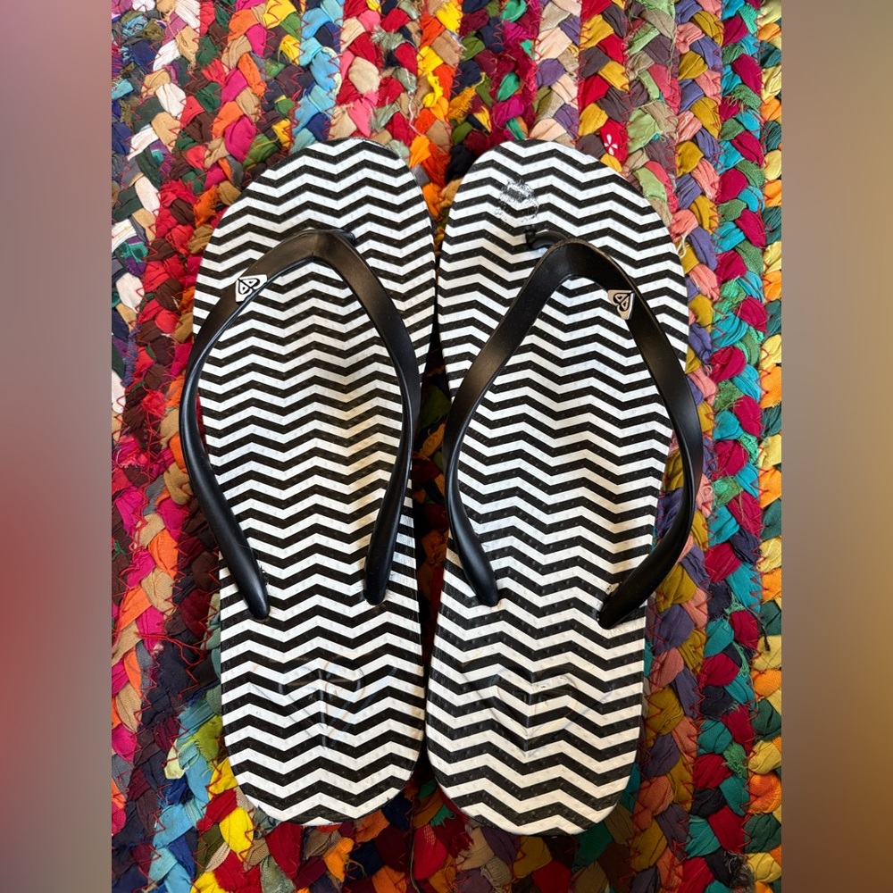 BLACK AND WHITE CHEVRON FLIP FLOPS